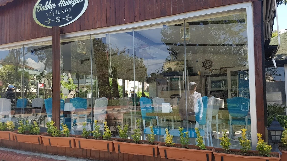Kırmızı Koltuk Çay Bahcesi