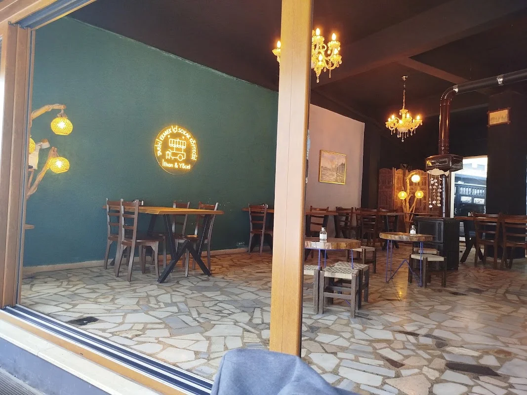 Tarihi Ekmek İçi Sokak Köftecisi