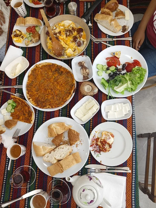 Xarıbülbül Cafe(Ali Babanın Yeri) , Kahvaltı , yöresel Ürünler ve Köfte