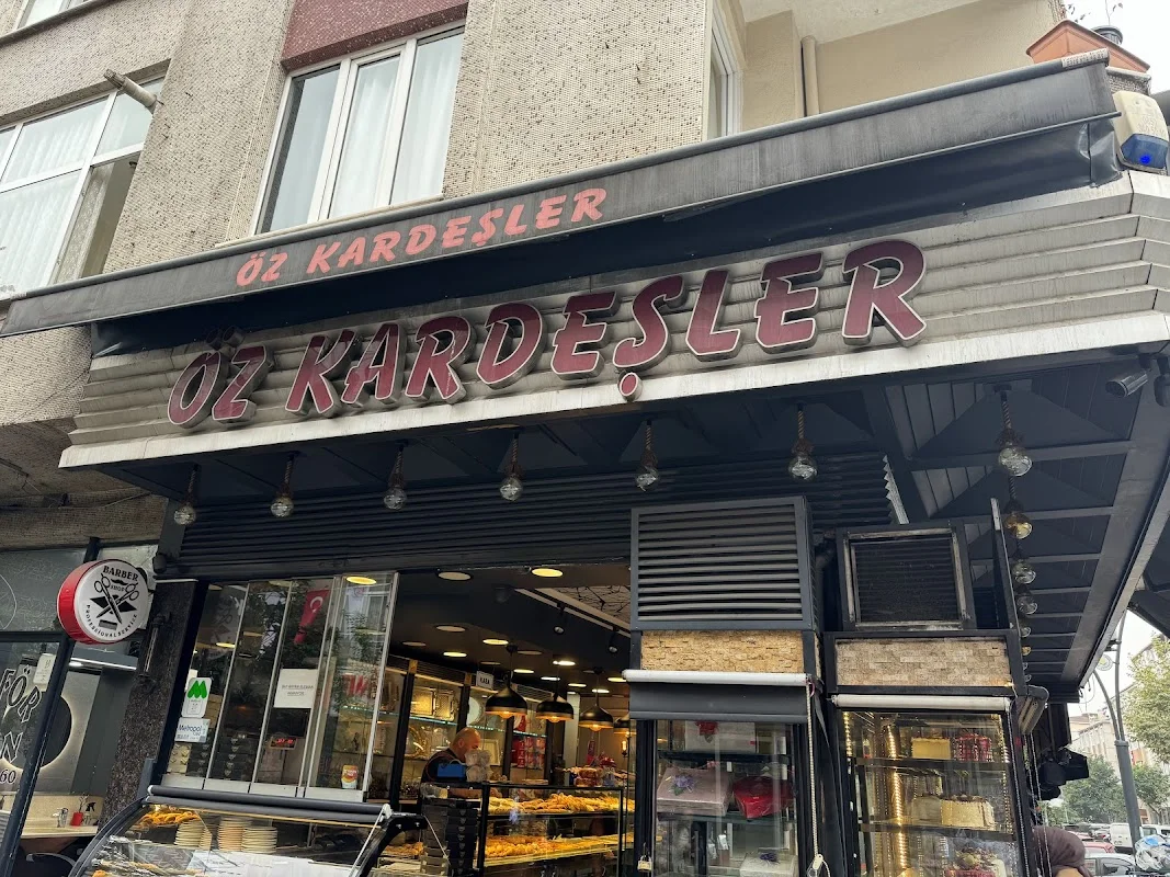 Öz kardeşler pasta-cafe
