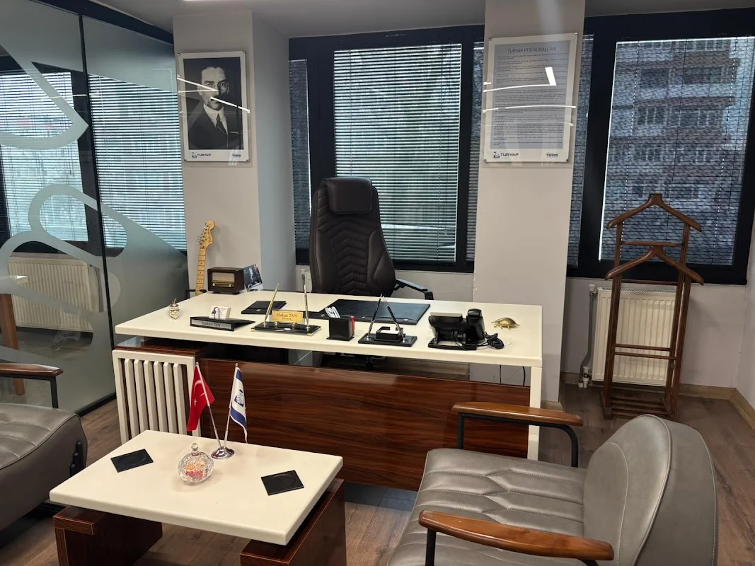 Emlakçı Turyap Ayhan Polat