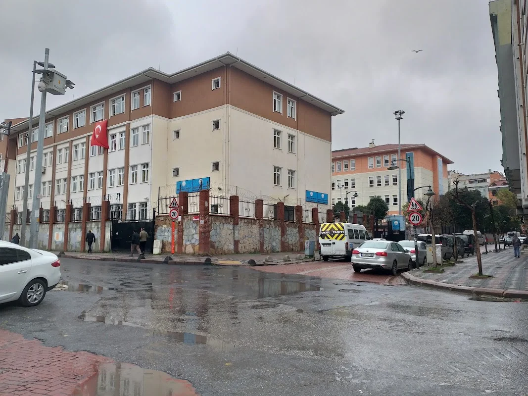 Abdülhak Hamit Ortaokulu