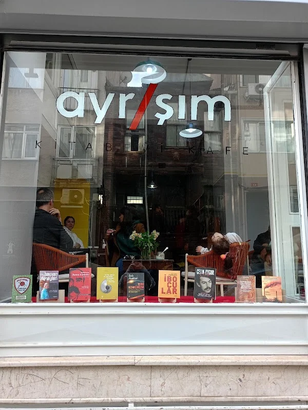 Ayrışım Kitabevi Kafe