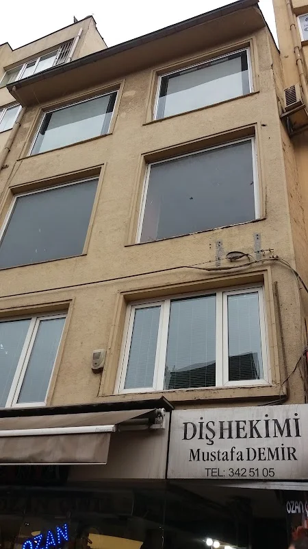 Dişhekimi Mustafa Demir