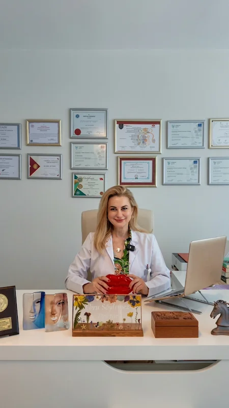 Dr. Ebru Söylemez I Botoks I Botox I Dolgu I Filler I Mezoterapi I Mesotherapy I Gençlik Aşısı I Anti Aging - Kadıköy, İstanbul