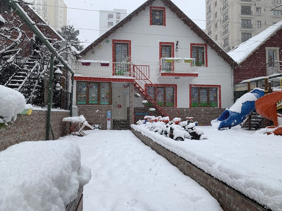 Neşeli Ayaklar Çocuk Yuvası