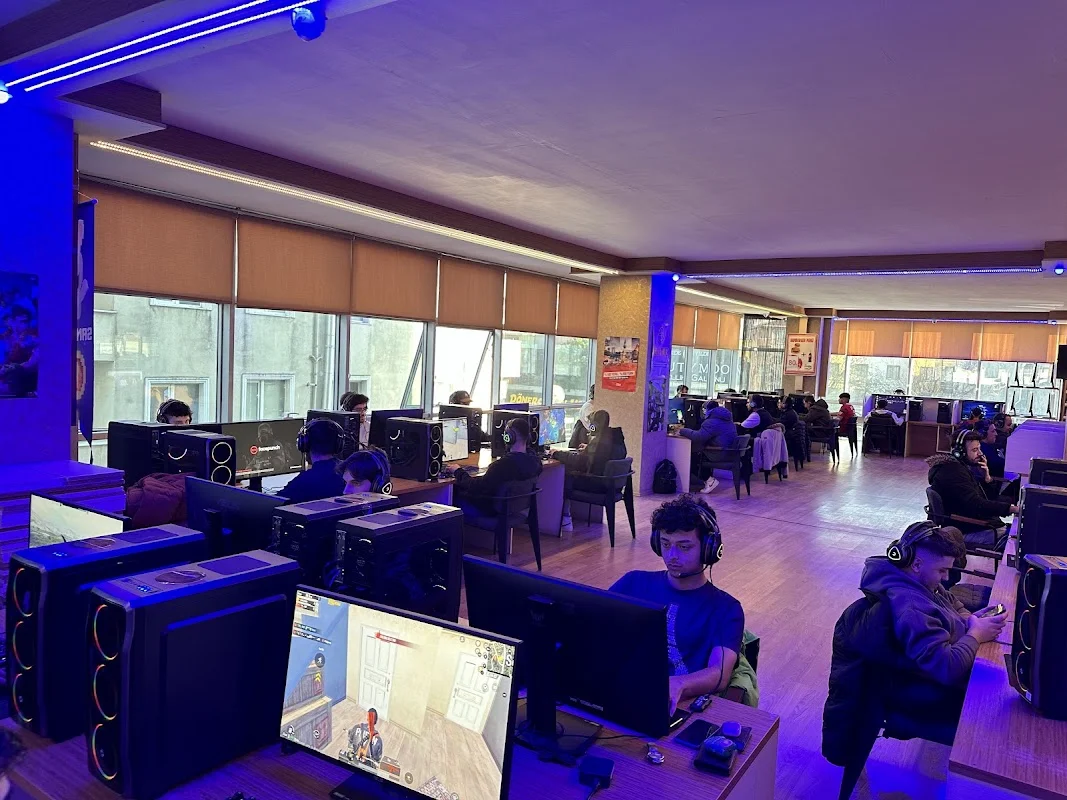 TAKIŞ GAME CENTER (Sim Racing,Playstation5 Salonu, İnternet C@fe, Bilardo Salonu)