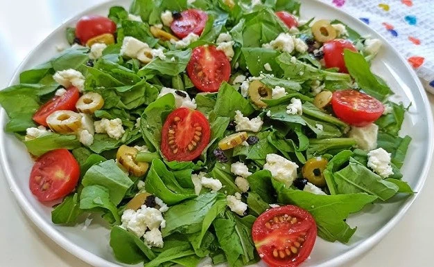 Tulum Peynirli Roka Salatası